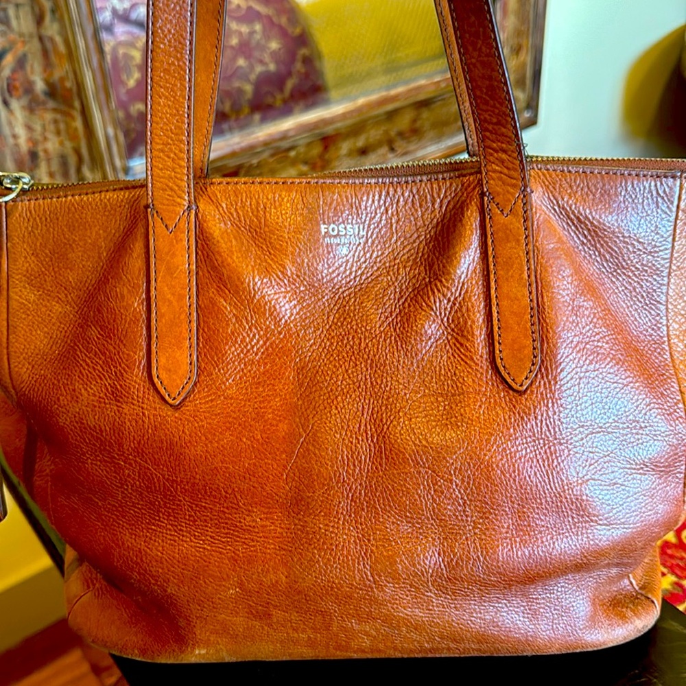 Beautiful leather, fossil tote bag. gently worn, super clean.